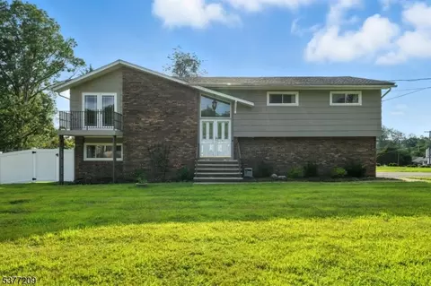 31 Crescent Dr, Lake Hopatcong, NJ 07849