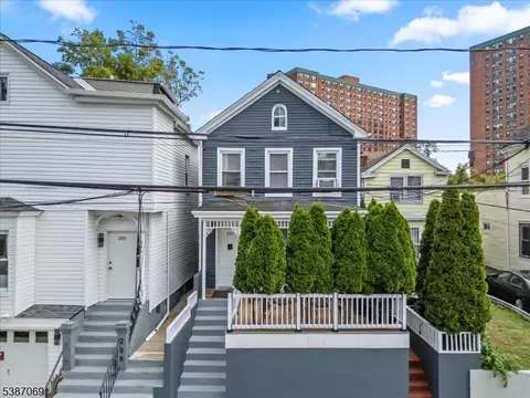 207 2nd St, Newark, NJ 07107