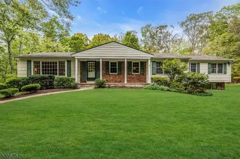 23 Hunters Trl, Warren, NJ 07059