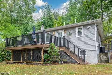 11 Bell Ct, Landing, NJ 07850