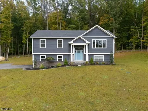 22 Ballantine Woods Way, Andover, NJ 07821