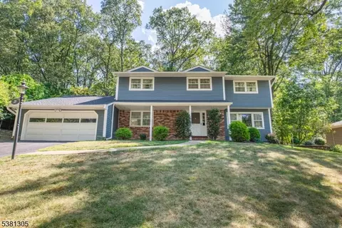 21 Holly Dr, Morris Plains, NJ 07950