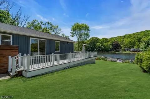 36 E Shore Trl, Hardyston, NJ 07460