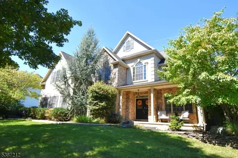2142 Fieldstone Dr, Bethlehem, PA 18015
