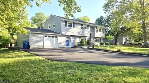 8 Grandin Dr, Flemington, NJ 08822