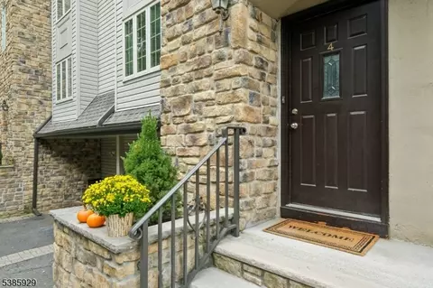 4 Daria Ln, Berkeley Heights, NJ 07922