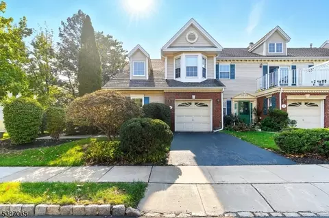 16 Sapphire Ln, Franklin Park, NJ 08823