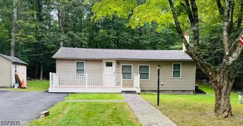 17 Eastbrook Ln, Newton, NJ 07860