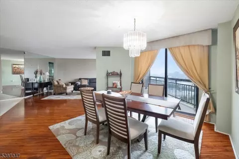 2006 Harmon Cove Tower, Secaucus, NJ 07094