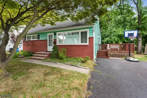 8 Kelly St, Metuchen, NJ 08840
