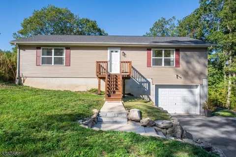 72 Lakeside Dr NW, Sussex, NJ 07461