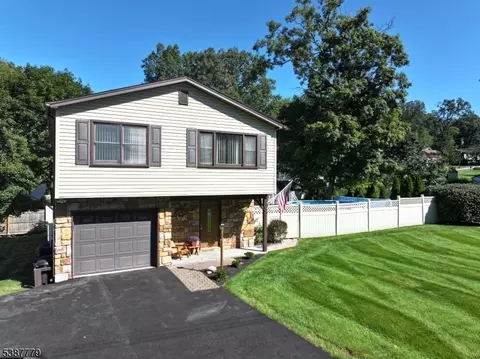 28 Acorn St, Stanhope, NJ 07874
