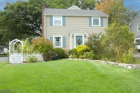 20 Crescent Rd, Livingston, NJ 07039