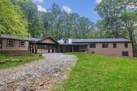 2 Budd Ln, Port Murray, NJ 07865