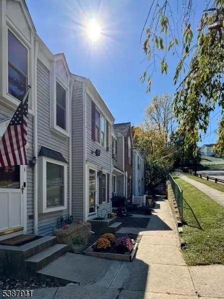 5 Colonial Ct, High Bridge, NJ 08829