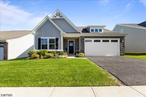 3 Coopers Hawk Ct, Washington, NJ 07882