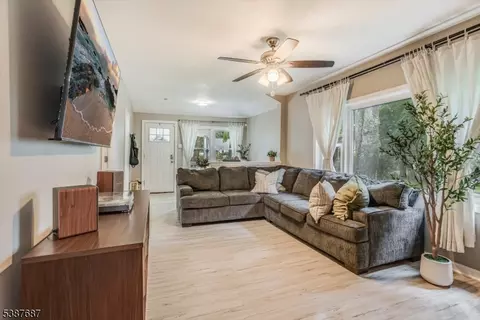14 Stonewald Rd, Budd Lake, NJ 07828