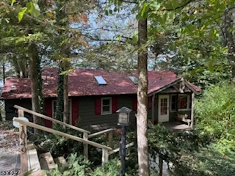 1049 Lakeside Dr, Highland Lakes, NJ 07422