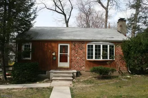 2 Colonial Ln, Kinnelon, NJ 07405