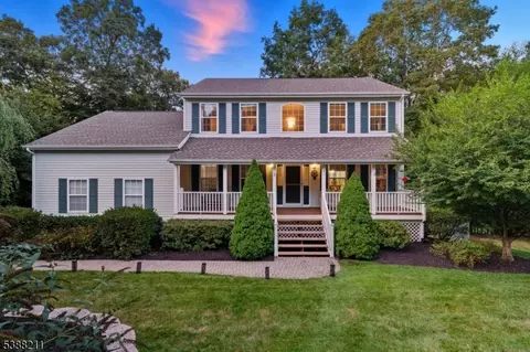 7 Topsail Dr, Lake Hopatcong, NJ 07849