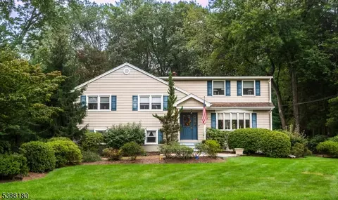 240 Cottage Rd, Wyckoff, NJ 07481