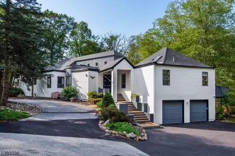 4 Springwood Ter, Kinnelon, NJ 07405