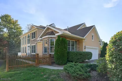 4 Brown Ct, Chester, NJ 07930