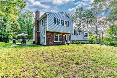 9 Whitman Dr, Denville, NJ 07834