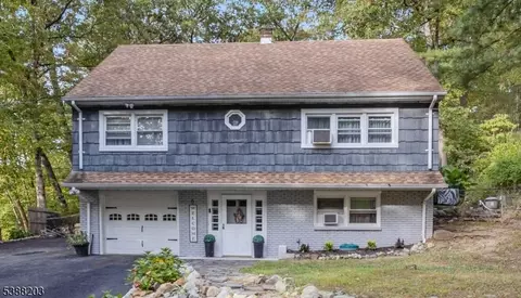 6 Oakwood Dr, Ringwood, NJ 07456