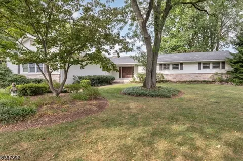16 Manchester Dr, Westfield, NJ 07090