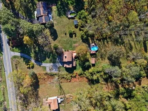 82 Spring Valley Rd, Hardwick Twp, NJ 07825