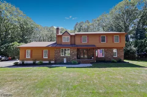 88 Manor Dr, Ramsey, NJ 07446