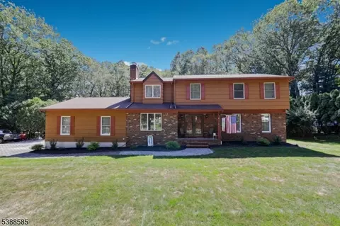 88 Manor Dr, Ramsey, NJ 07446