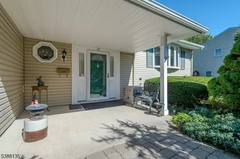 27 Shearn Dr, Middlesex, NJ 08846 photo 2