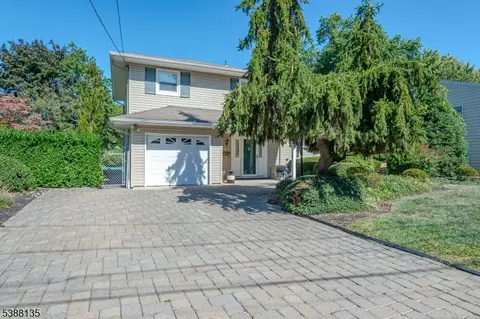 27 Shearn Dr, Middlesex, NJ 08846
