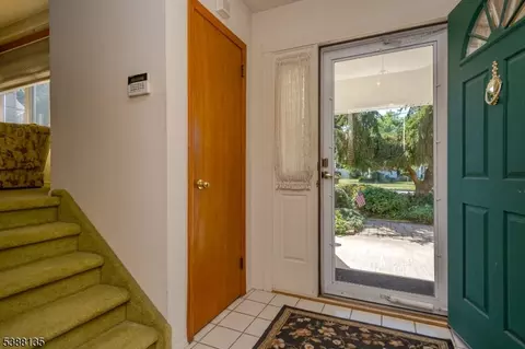 27 Shearn Dr, Middlesex, NJ 08846 photo 3