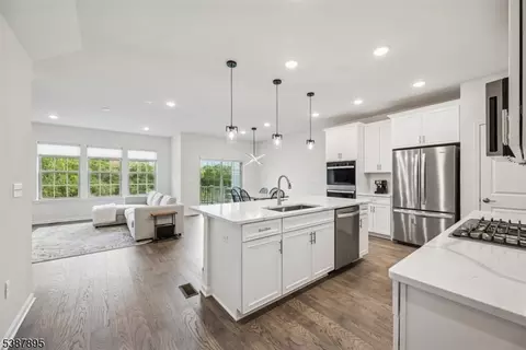 29 Lilac Dr, Warren, NJ 07059