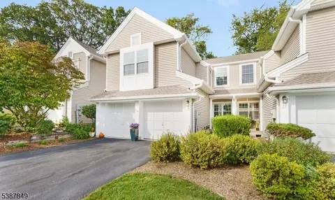 19 Ridgewood Dr, Randolph, NJ 07869