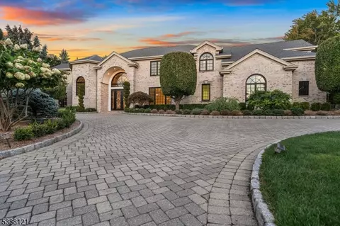 118 Hoover Dr, Cresskill, NJ 07626