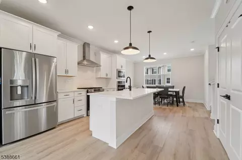 10 Fernandez Ln, Wharton, NJ 07885