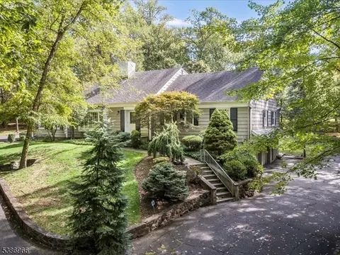 9 Meadow Ln, North Caldwell, NJ 07006