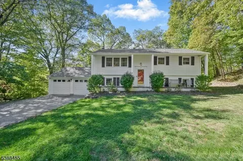 2 Sheeprock Rd, Kinnelon, NJ 07405