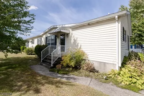 11 Willow Dr, Belvidere, NJ 07823