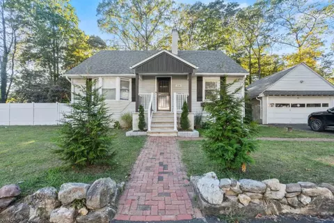 336 Brown Trl, Hopatcong, NJ 07843