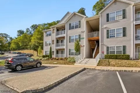 1223 King Ct, Green Brook, NJ 08812