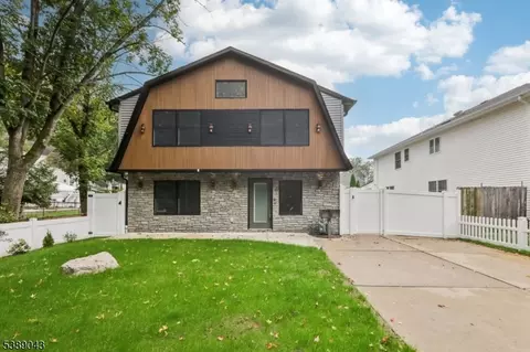 14 Redwood St, Bergenfield, NJ 07621