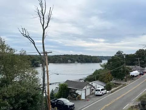 8 Hopatcong St, Hopatcong, NJ 07843