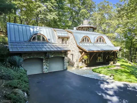 2 Bickford Dr, Morristown, NJ 07960