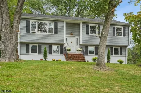 6 Parkview Dr, Hackettstown, NJ 07840