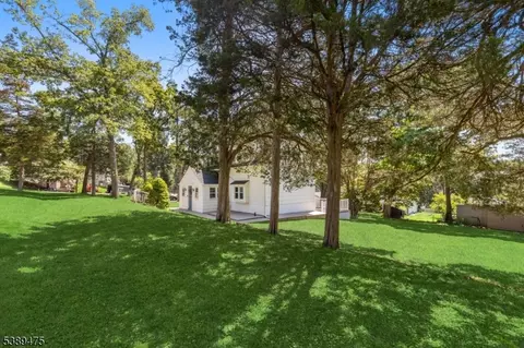 1 Tanglewood Ln, Green Brook, NJ 08812